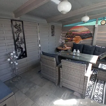 Goscinne Akacja Resko 住宿加早餐酒店 德兹维济诺